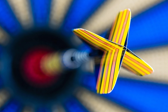 Une fléchette colorée atteignant la cible d'un Jeu de Fléchettes Électronique.