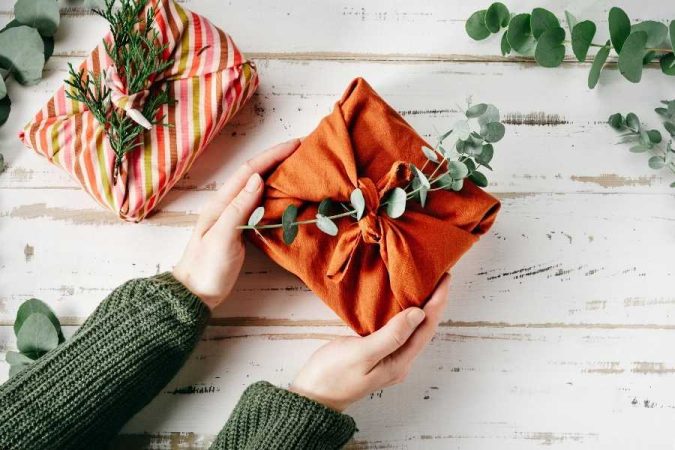 Emballages en tissu réutilisable pour cadeau écoresponsable avec branches d'eucalyptus