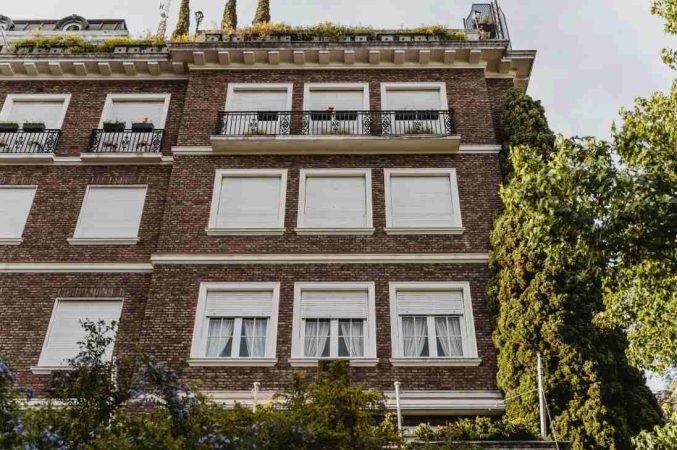 Façade d'un immeuble résidentiel en briques illustrant l'évolution du rapport revenu prix immobilier en France.