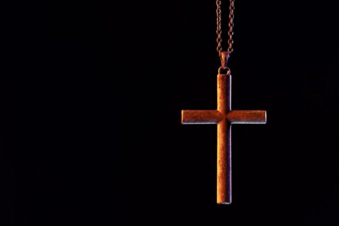 Pendentif en forme de croix suspendu à une chaîne pour illustrer une vraie nacre sur une croix.